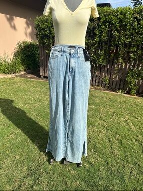 NWT Banana Republic Light Wash Wide Leg Women’s Jeans - Casual Comfort